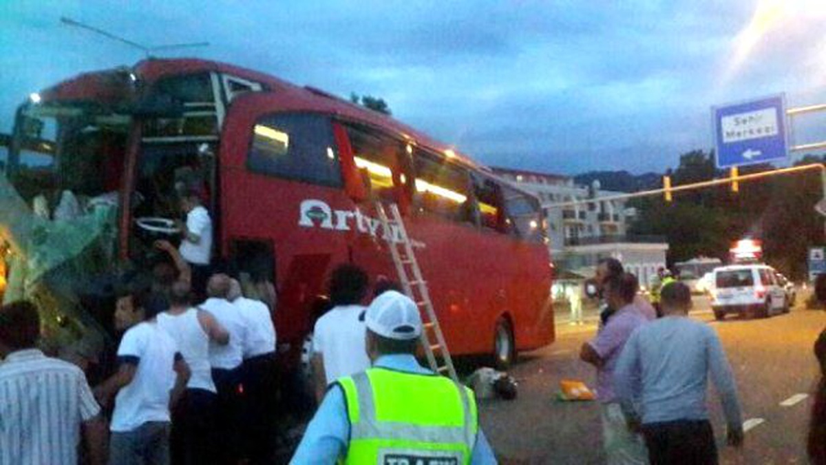 Yolcu Otobüsü ile Otomobil Çarpıştı: 1 Ölü, 2\'si Ağır 29 Yaralı