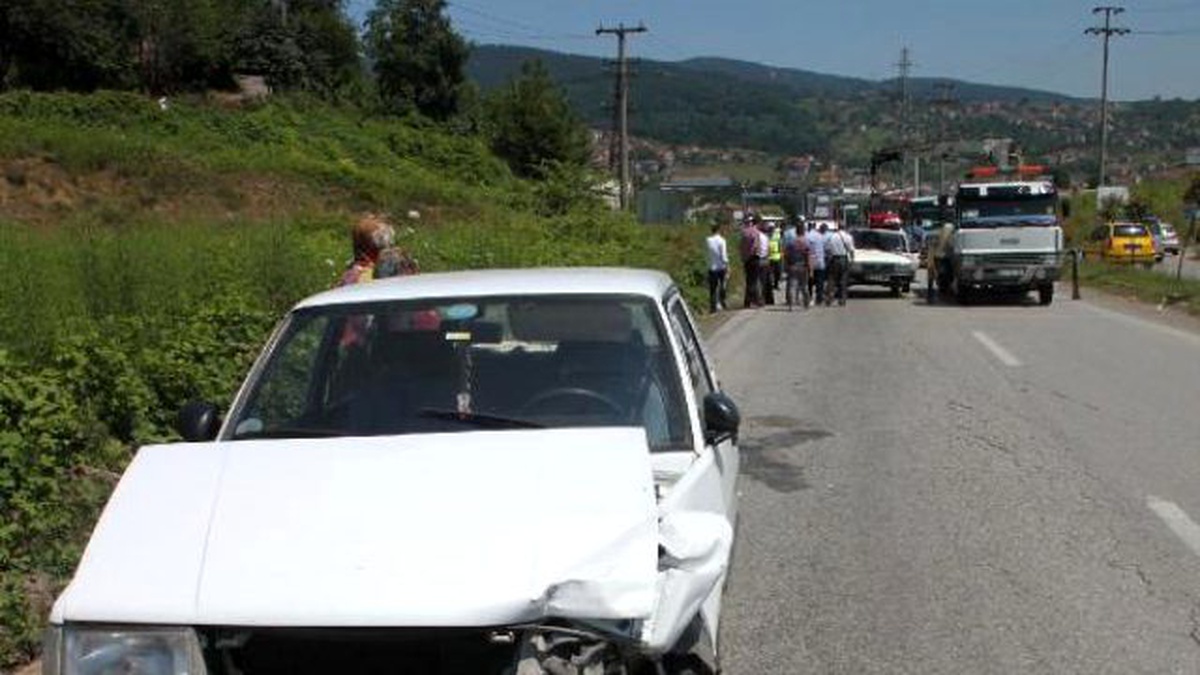 Zonguldak\'ta İki Otomobil Çarpıştı: 2 Yaralı