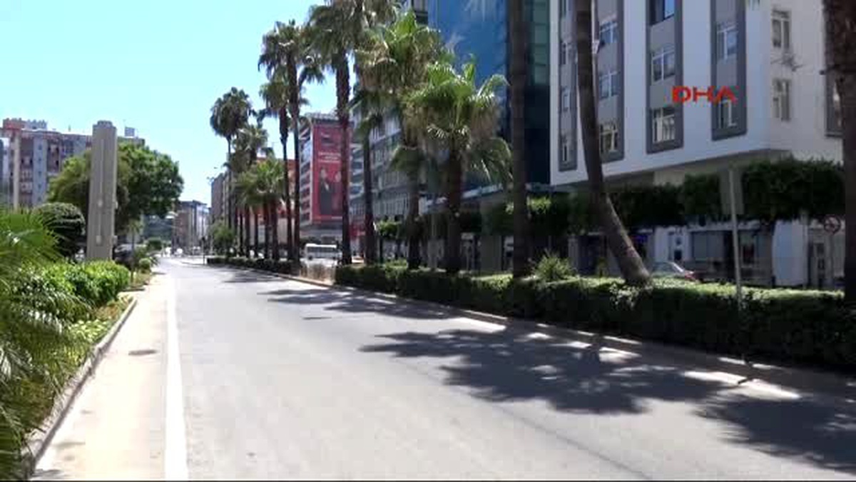 Adana Termometreler 44\'ü Gösterdi, Şehir Boşaldı