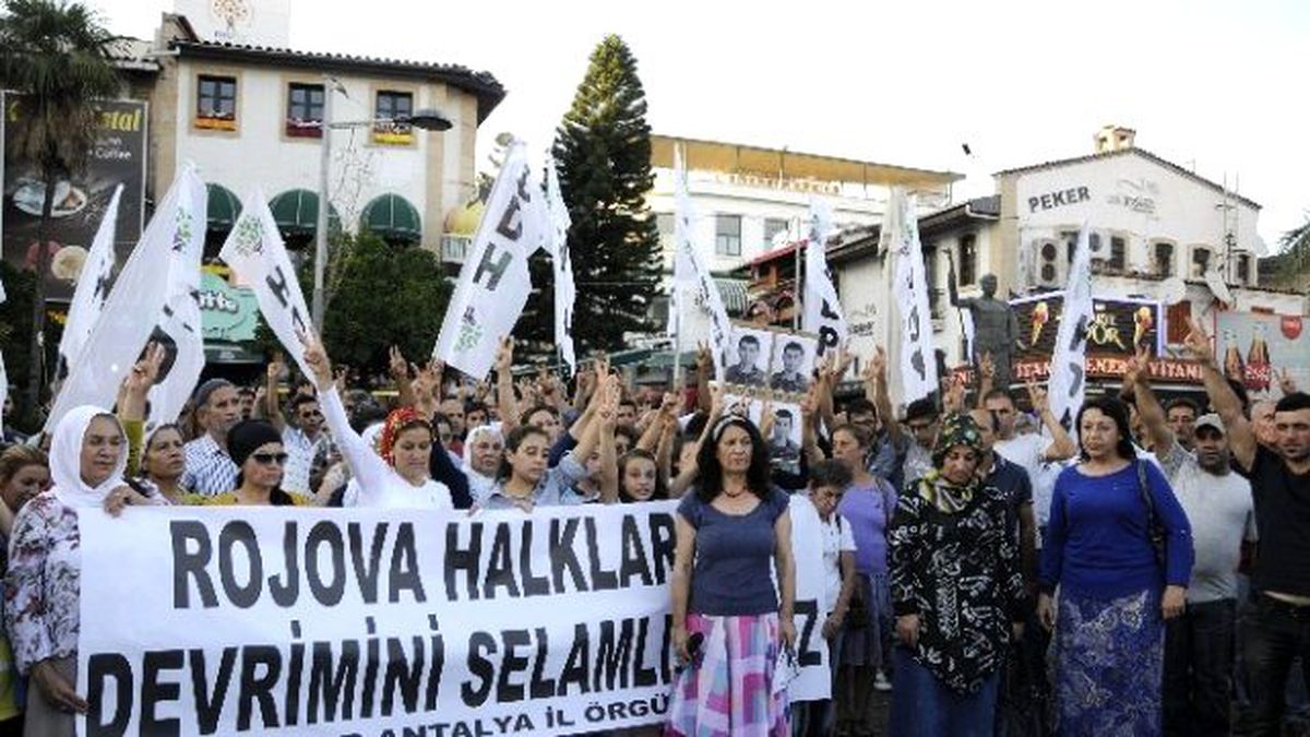 Antalya\'da \'Rojava\' Yürüyüşü