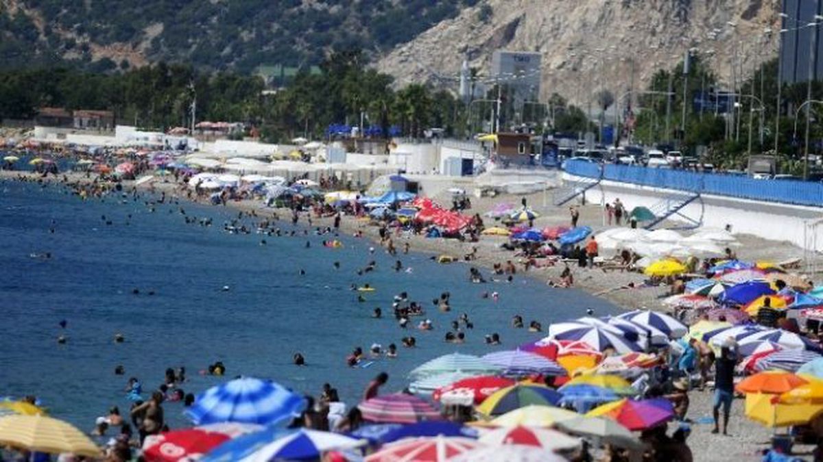 Antalya Sahillerinde Bayram Yoğunluğu