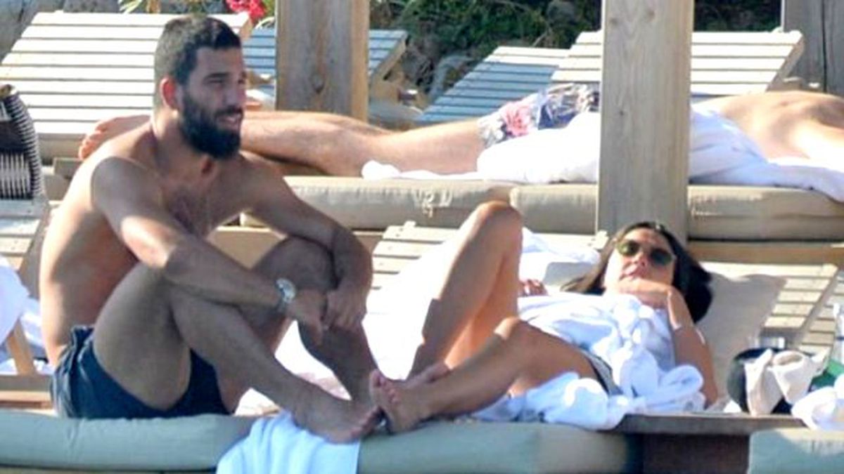 Arda Turan'a Bodrum Tatilinde Uşak Hizmet Etti