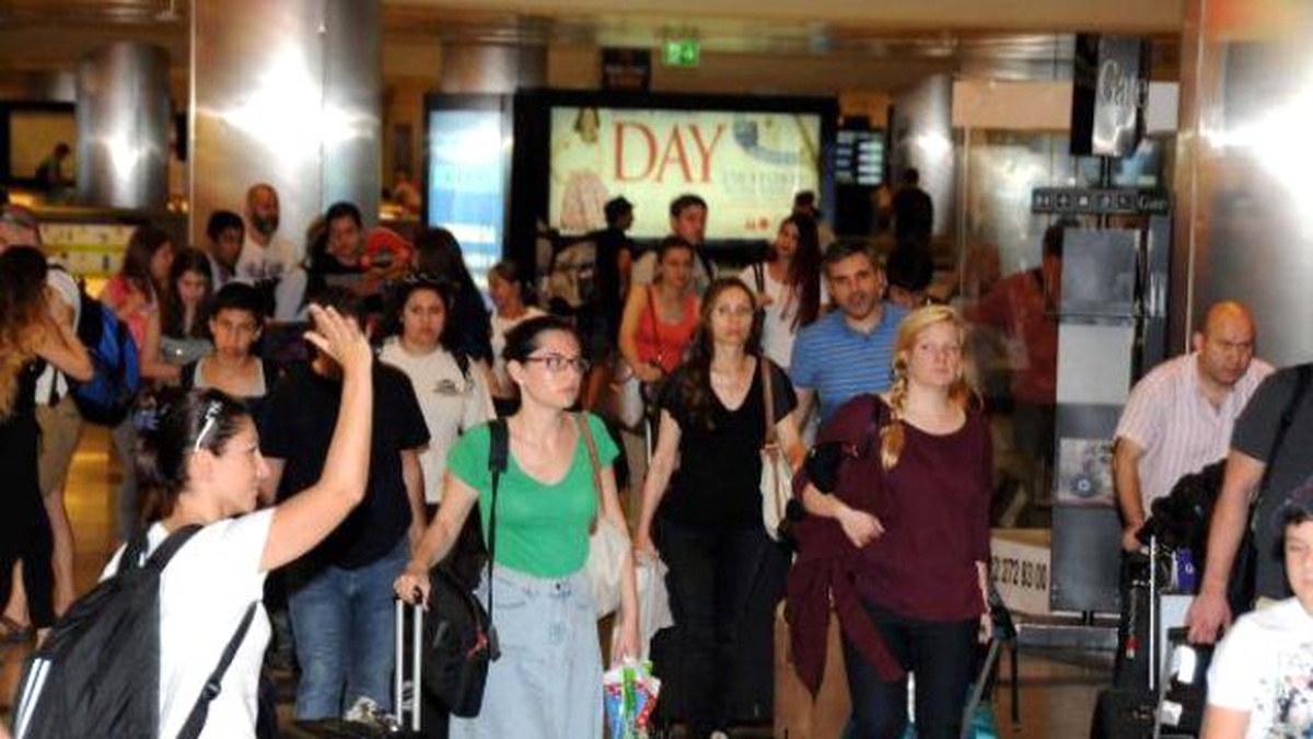 Bayram Tatili Dönüşü Başladı, Atatürk Havalimanı\'nda Rekor Bekleniyor