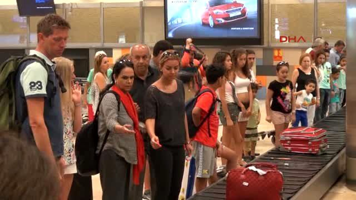 Bayram Tatili Dönüşü Başladı, Atatürk Havalimanı\'nda Rekor Bekleniyor