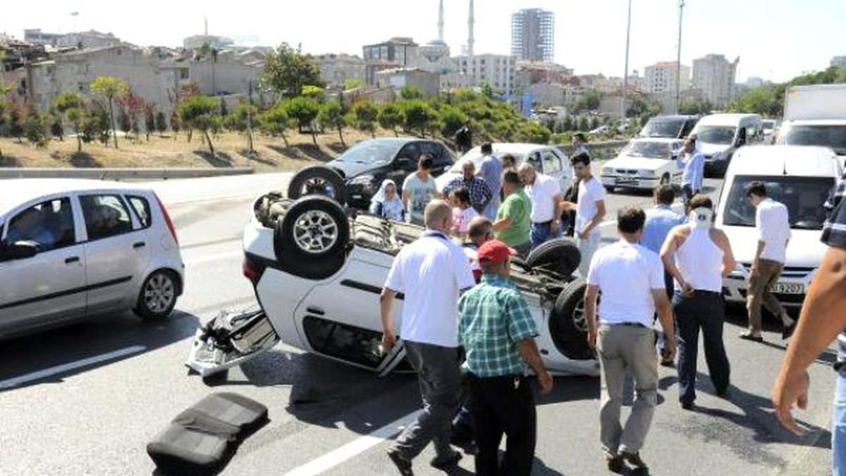 Takla Atan Otomobil Beton Bariyere Takılınca Faciadan Kıl Payı Dönüldü