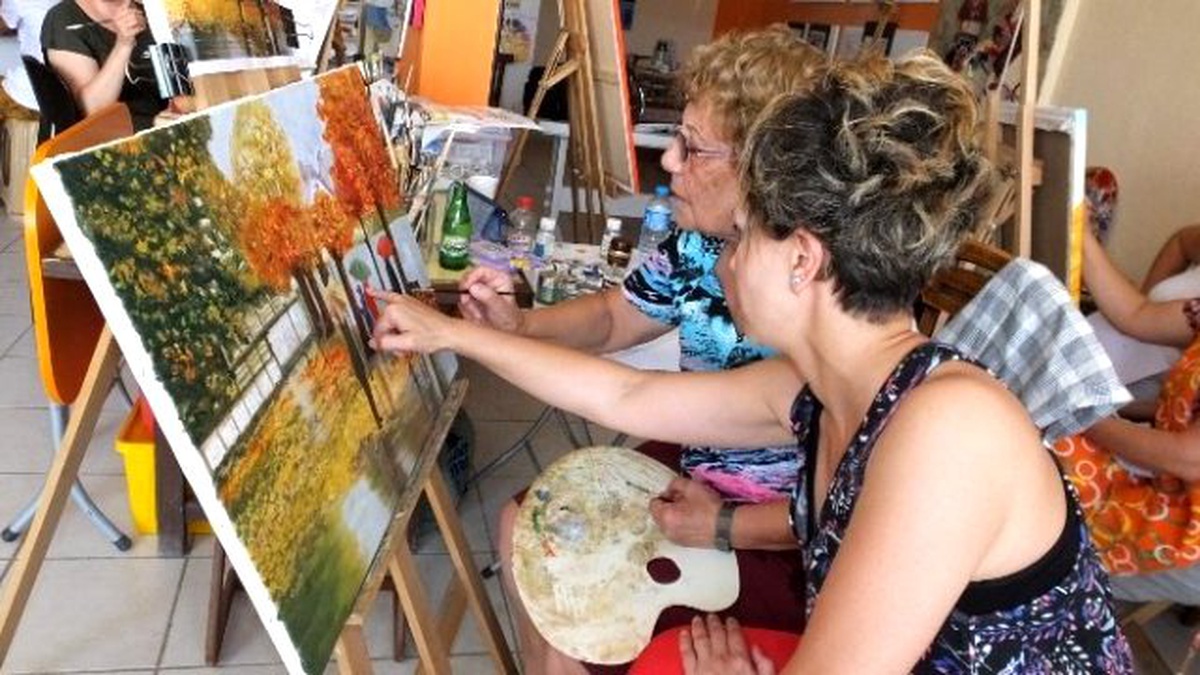 Burhaniye\'de Sanat Atölyesi Kadınları Ressam Yaptı