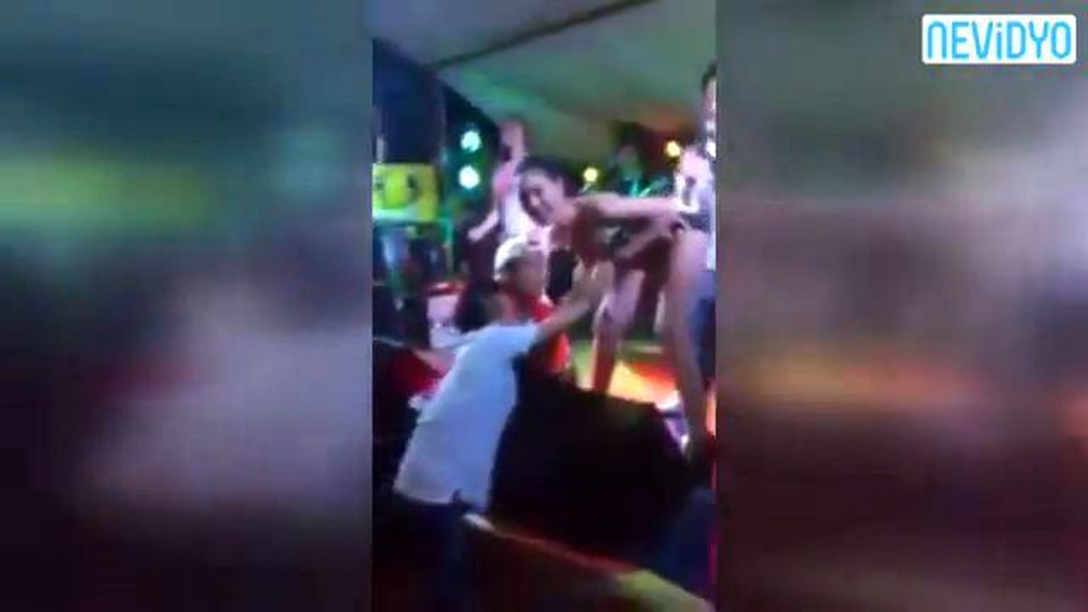 Dansçıya Fazla Yaklaşınca Kız Arkadaşına Çarpıldı!