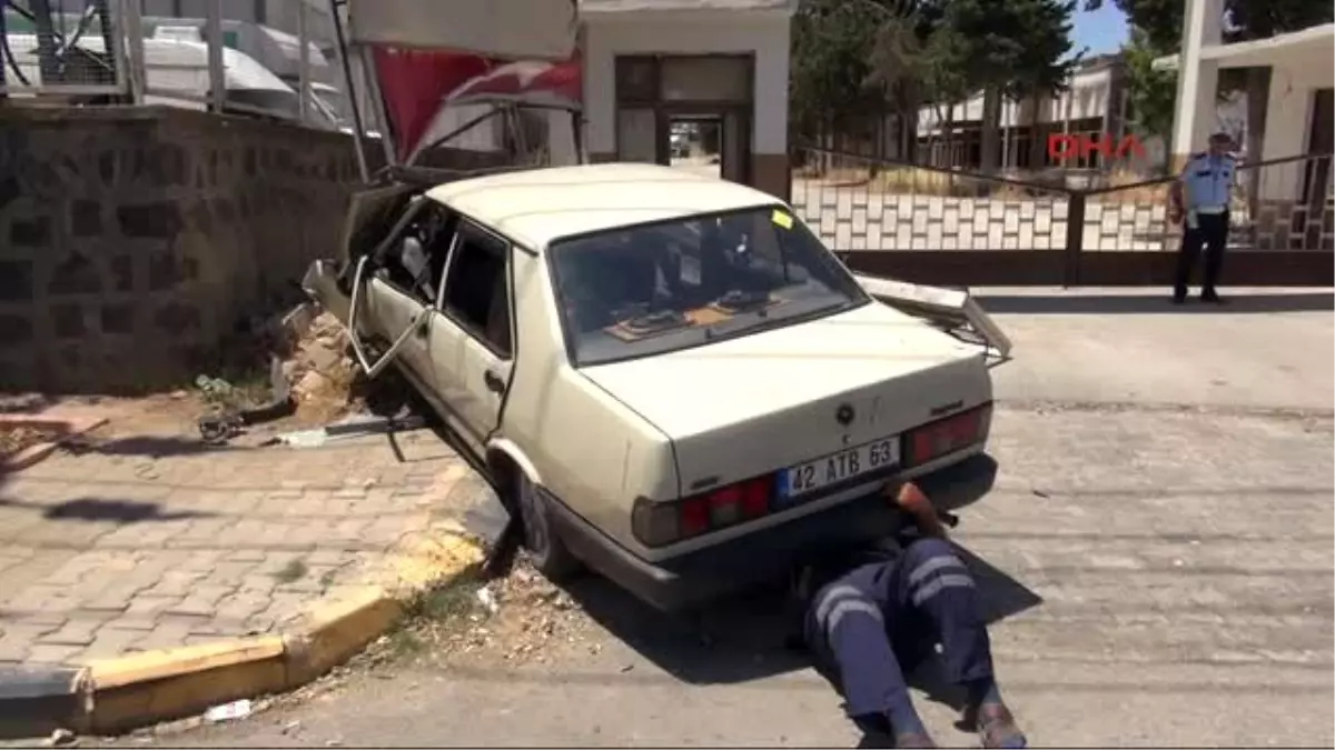 Gaziantep Reklam Panosuna Çarpan Otomobilde 5\'i Çocuk, 11 Yaralı