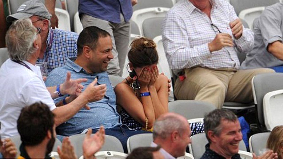 Kadın Taraftar, Sandalyeyi Açmayı Unutunca Yere Kapaklandı