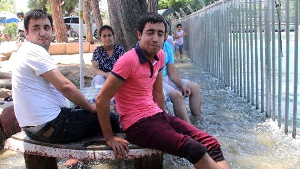 Kanaldan Taşan Sularla Serinliyorlar