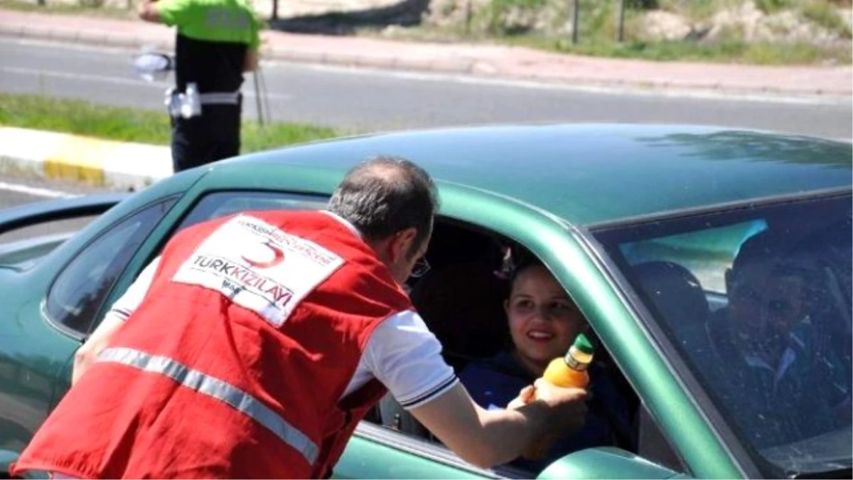 Kızılay Gönüllüleri Bayram Dönüşü Sürücüleri Emniyet Kemeri Takmaları Konusunda Uyardı
