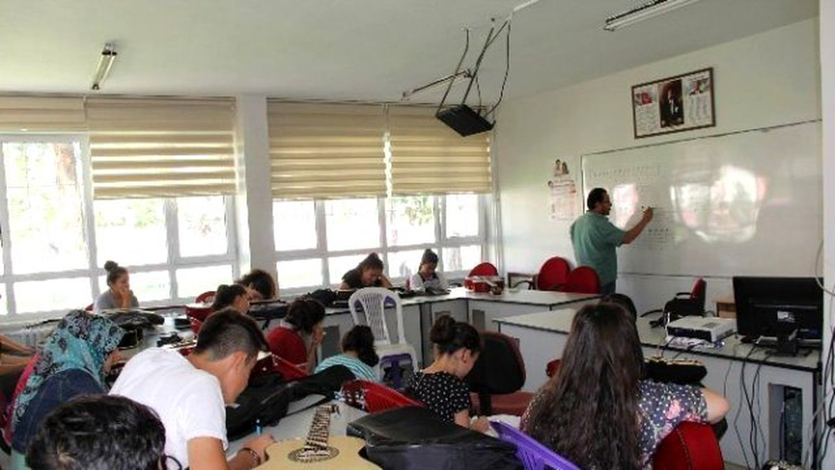 Kocasinan Kaymakamlığı Öksüz ve Yetimlere Gitar Kursu Veriyor