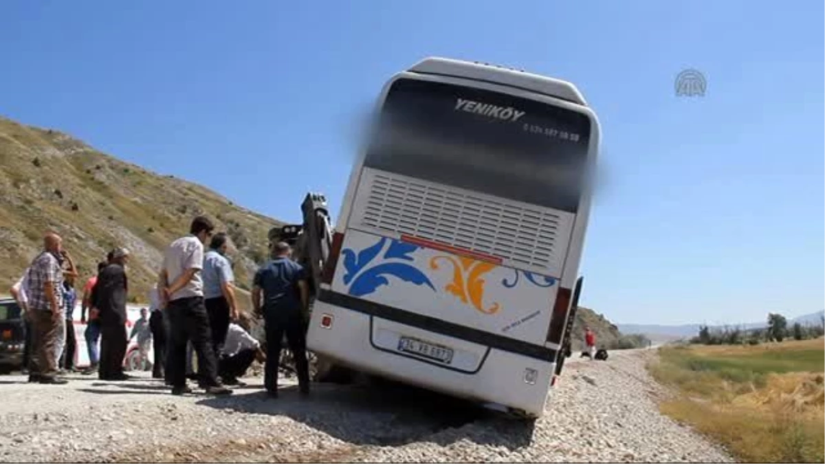 Sivas\'ta Kontrolden Çıkan Yolcu Otobüsü Şarampolde Asılı Kaldı