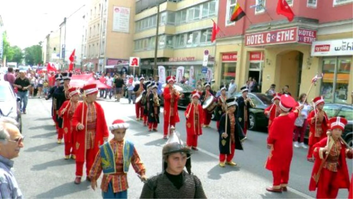 Münih Caddelerinde Mehter Takımı Coşkusu