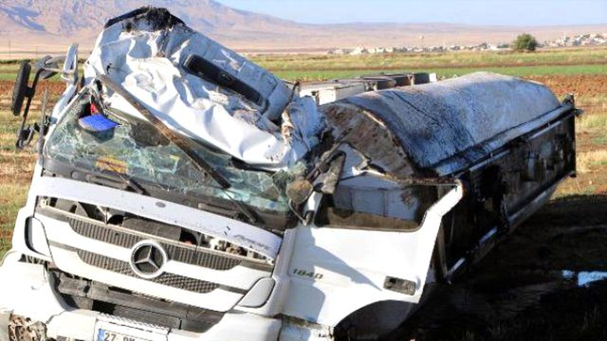 Nusaybin\'de Korkutan Kaza: Ham Petrol Yüklü Tanker Devrildi