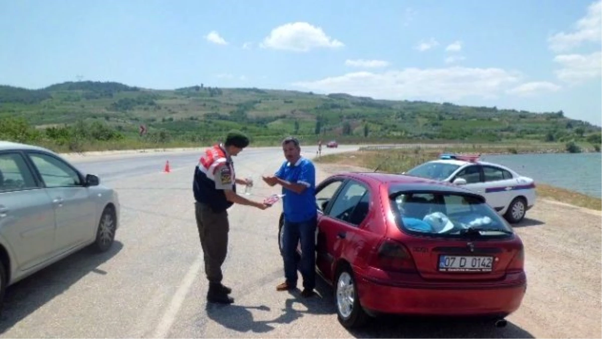 Osmaneli\'de Jandarma Sürücülere Ceza Yerine Şeker İkram Etti