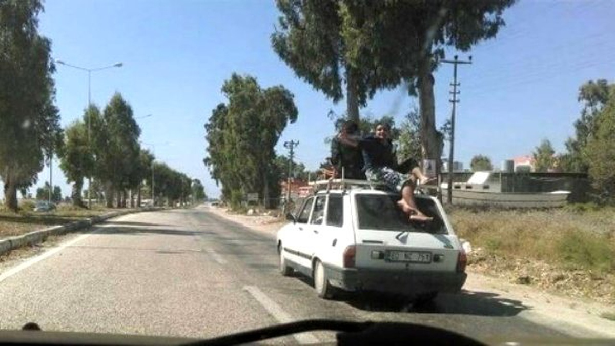 Otomobil Tavanında Tehlikeli Yolculuk