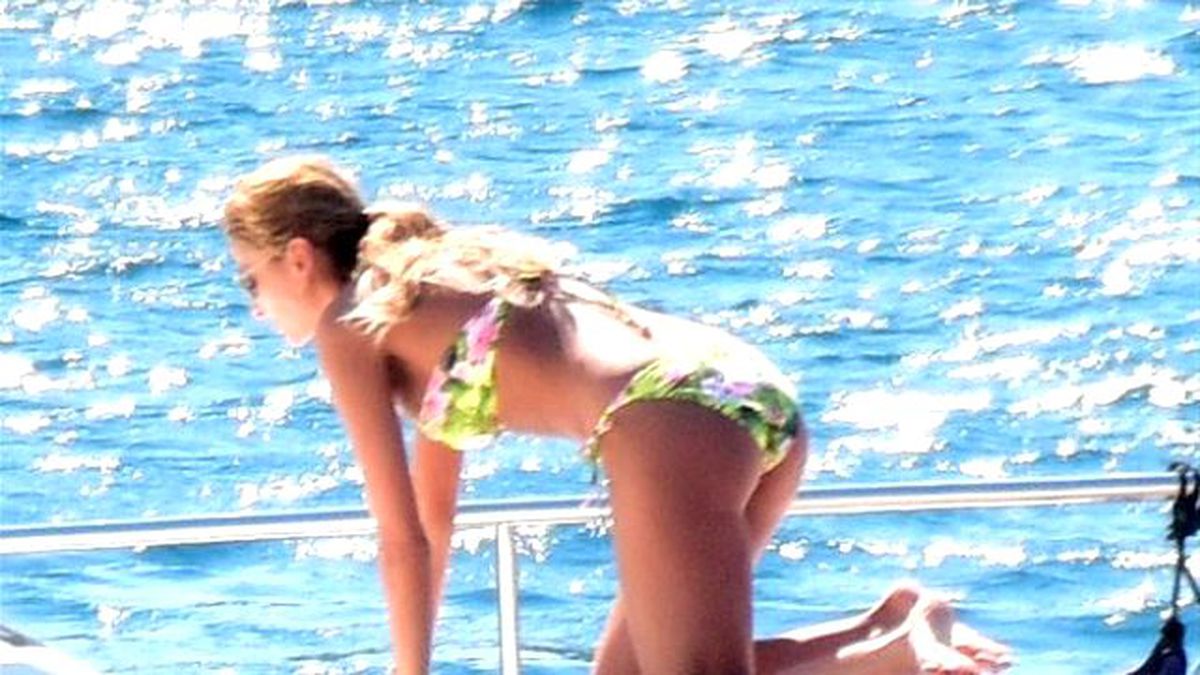 Özge Ulusoy Bikinisiyle Çok Fena Yakalandı