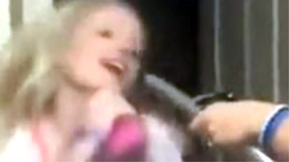 Saç Maşasını Mikrofon Sanan Kızın Eli Yandı