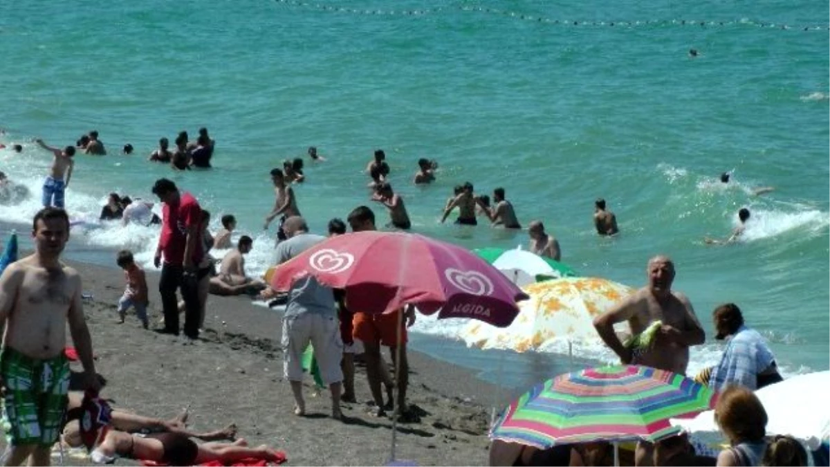 Tatilciler Karadeniz\'in Serin Sularında Serinliyor