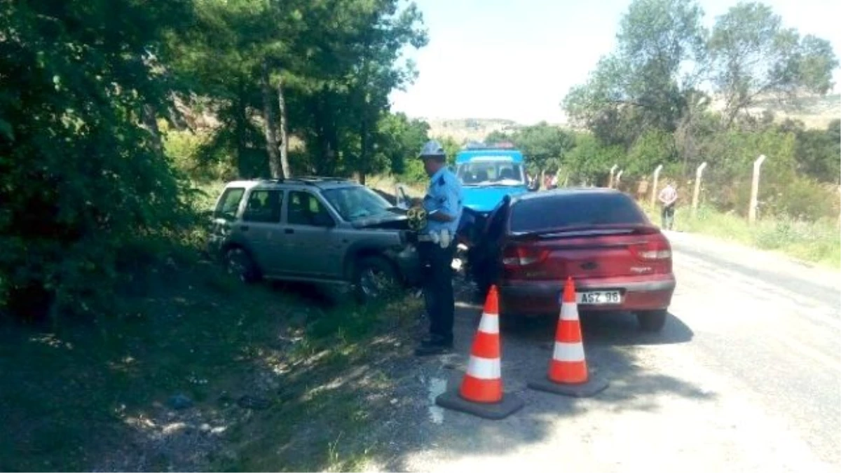 2 Otomobil Kafa Kafaya Çarpıştı: 8 Yaralı