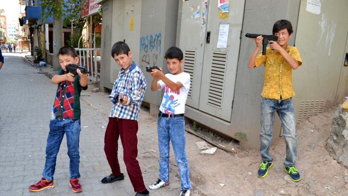 Afgan Çocuklar Silahlandı