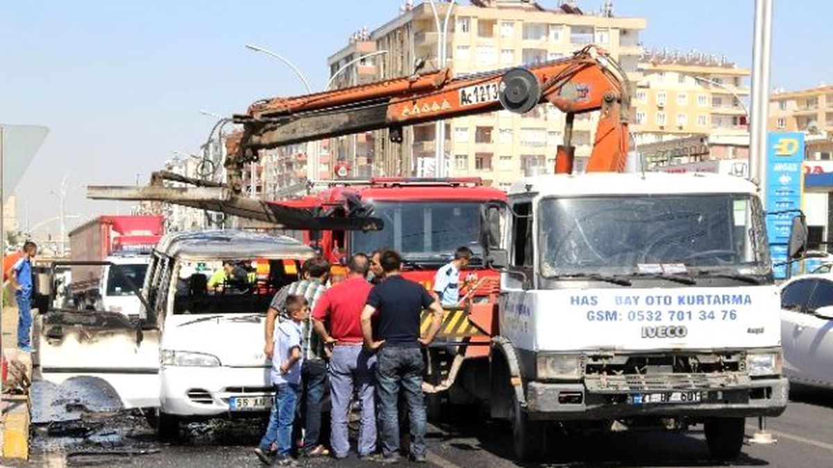 Alev Alan Araç Patladı, Yol Trafiğe Kapandı