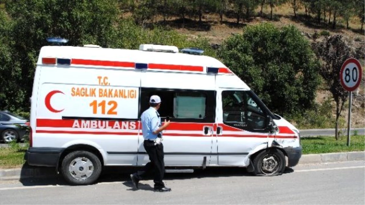 Amasya\'da Ambulansla Tır Çarpıştı: 2 Yaralı
