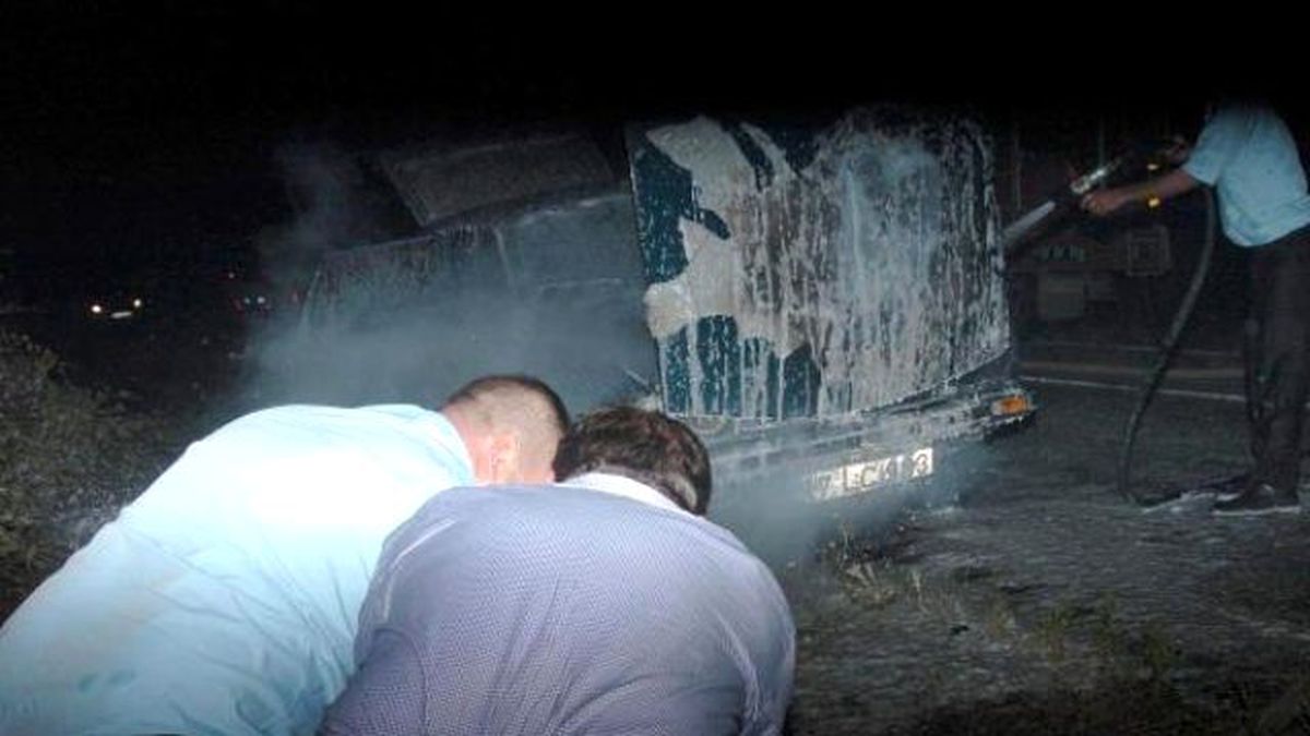 Biranda Alev Alan Otomobilde 3 Kişi Ölümden Döndü