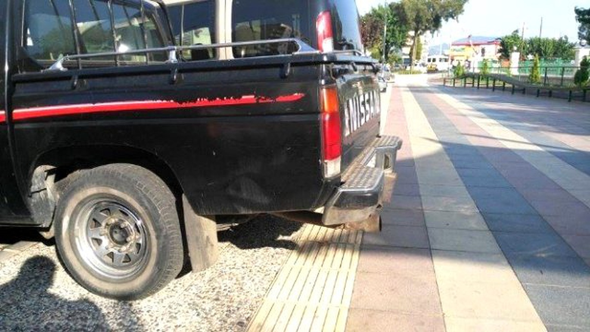 Bu Caddede Kaldırımları İnsanlardan Çok Araçlar Kullanıyor
