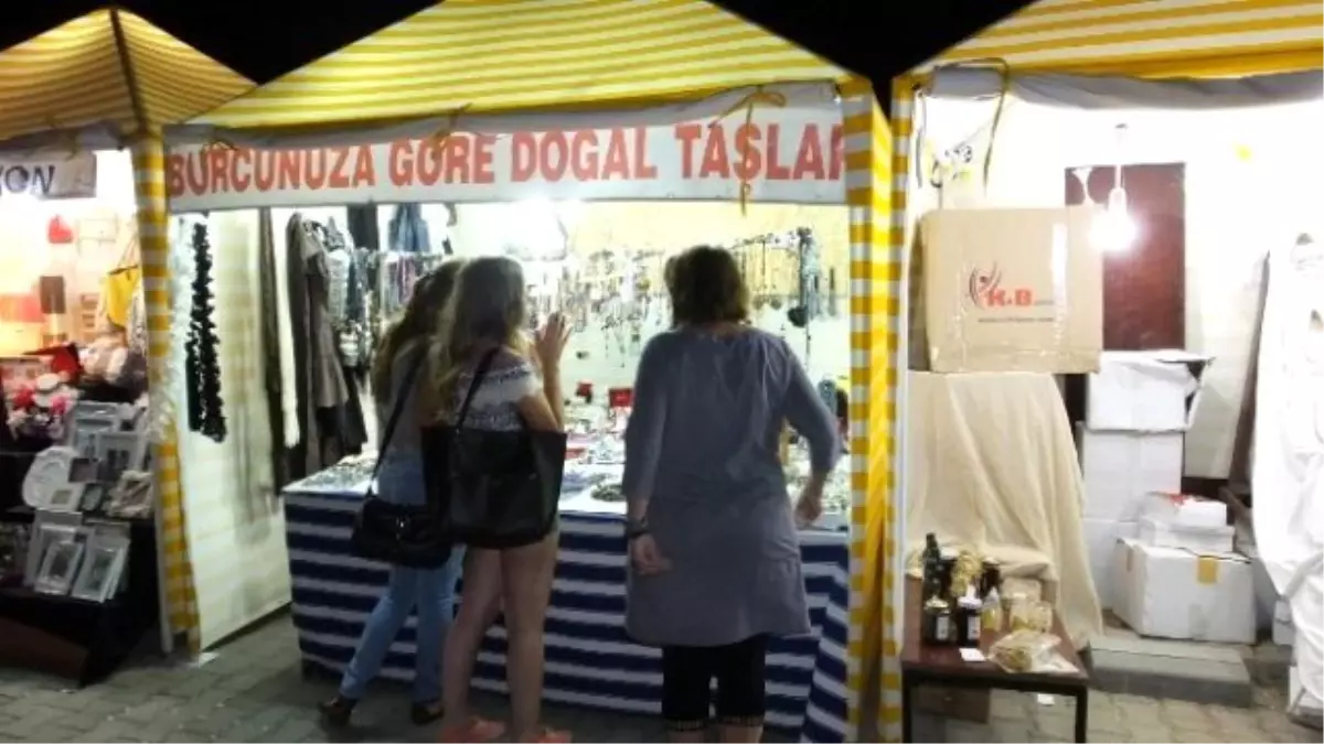 Burhaniye\'de Gece Pazarı El Emeği Ürünleri Değerlendirdi