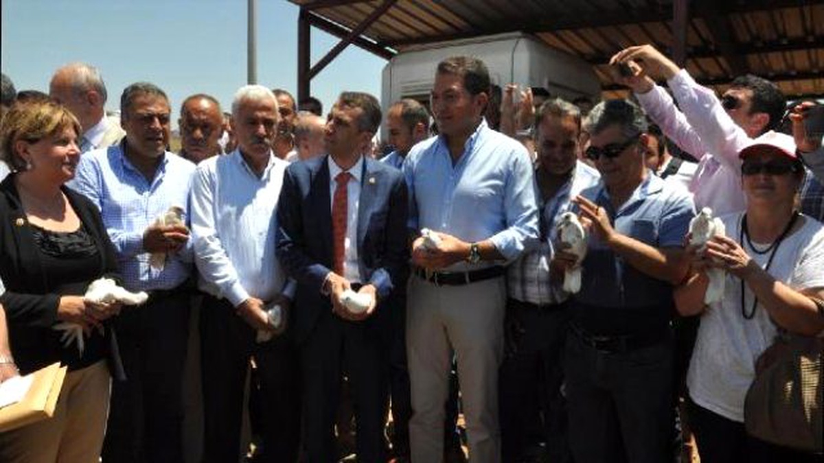 CHP\'li Milletvekilleri Suriye Sınırında Barış Güvercini Uçurdu