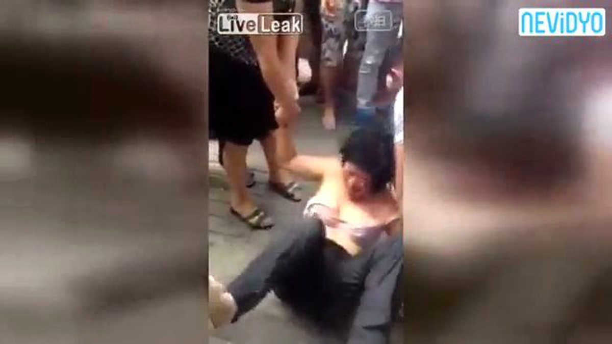 Çocuk Hırsızına Yol Ortasında Dayak!
