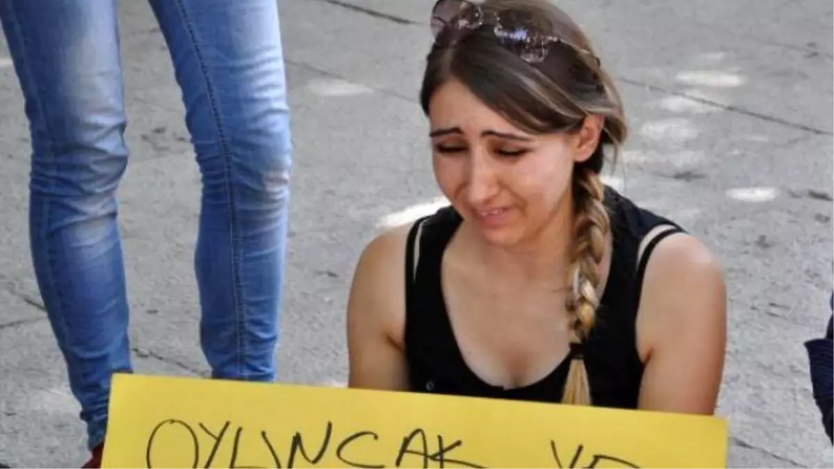 Denizli'de 25 Yaşındaki Genç Kadın Tek Başına Suruç Eylemi Yaptı