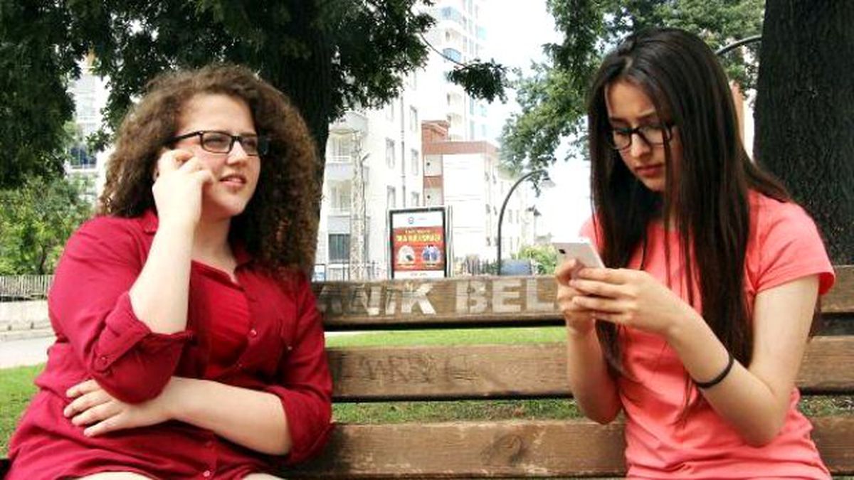 Dr. Emine Akyazıcı: Cep Telefonunu Kulaklıkla Kullanın