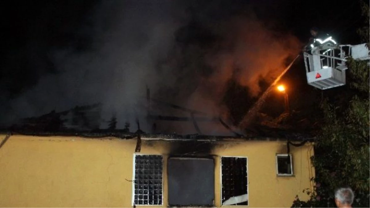 Elektrik Kontağından Çıkan Yangın Aileyi Evsiz Kaldı
