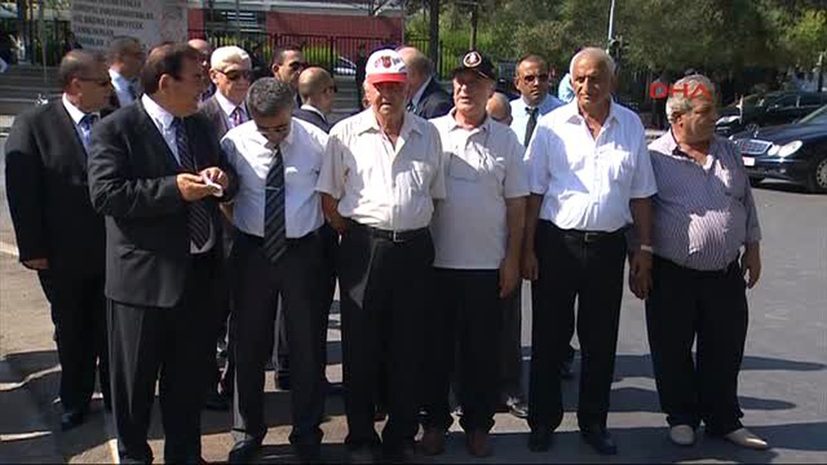 Erdoğan, Lefkoşa\'daki Atatürk Anıtına Çelenk Koydu ve Anıt Özel Defterini İmzaladı