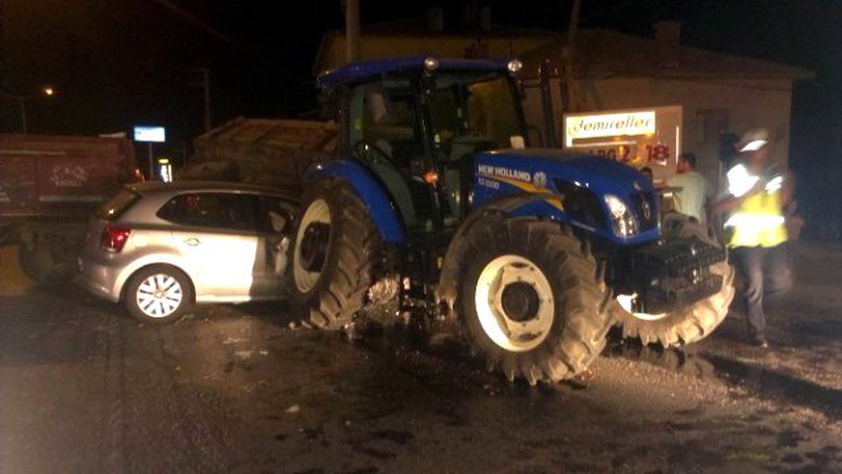 Ereğli\'de Otomobil ile Traktör Çarpıştı: 3 Yaralı