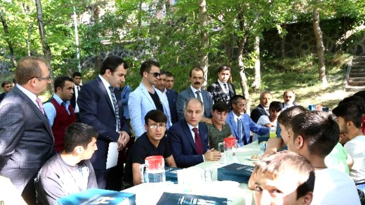 Eski İçişleri Bakanı Ala, Yetiştirme Yurdu\'ndaki Çocukları Unutmadı