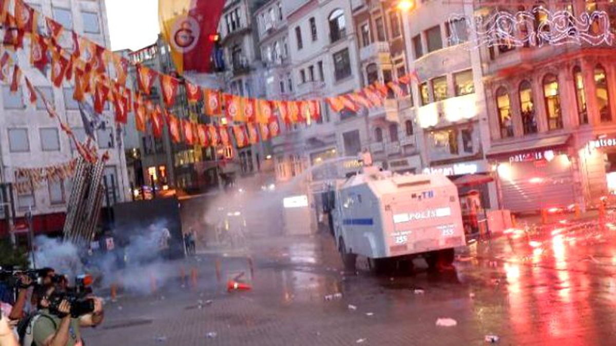 Geniş Haber) Taksim\'de Polis Müdahalesi