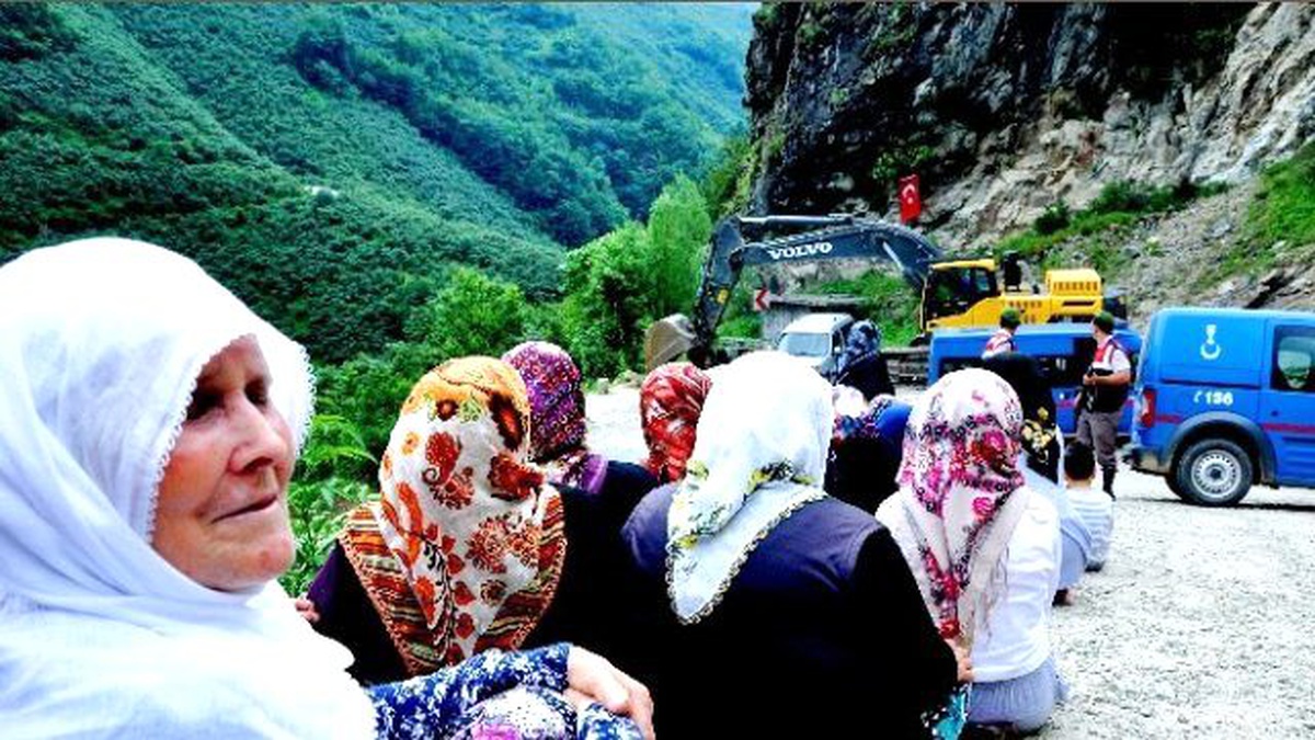 Giresun\'da Köylüler Yol Kesti, Muhtar Köyden Kaçtı