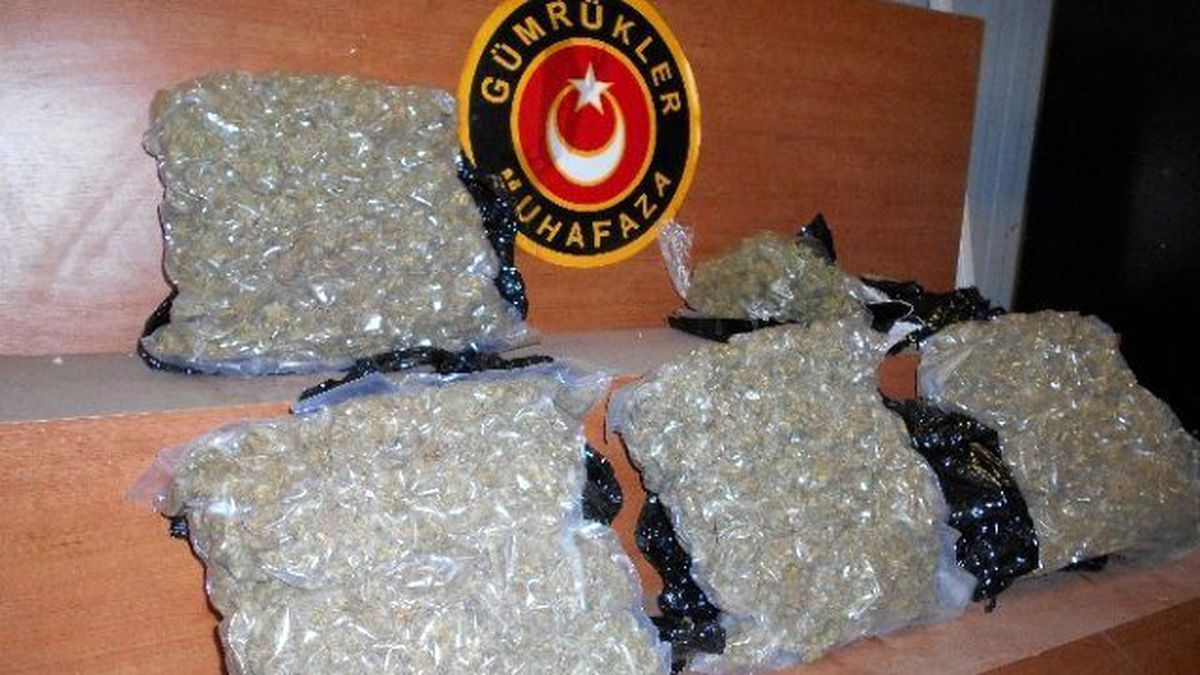 Gümrük Ekipleri 5 Kilo 425 Gram Uyuşturucu Ele Geçirdi