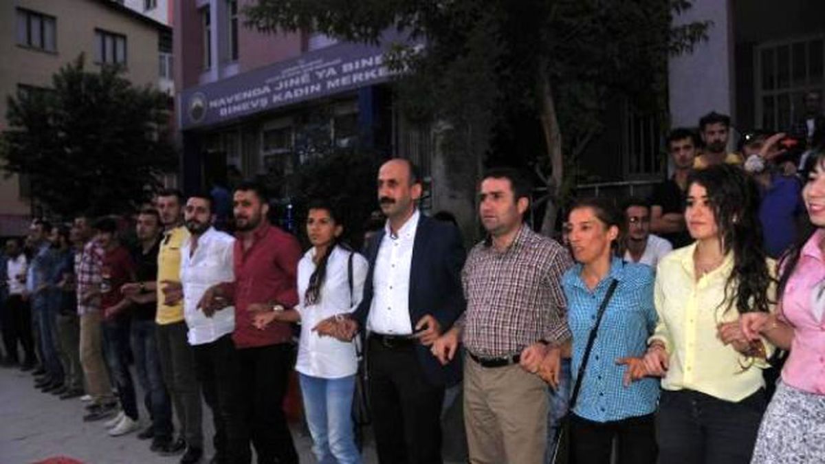 Hakkari\'de Halaylı Rojava Kutlaması