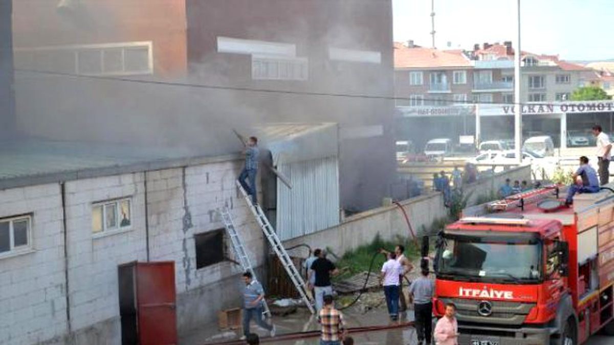 İnegöl\'de Mobilya Fabrikasında Korkutan Yangın