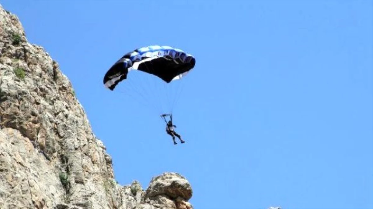 Karanlık Kanyon\'da Base Jump Çılgınlığı