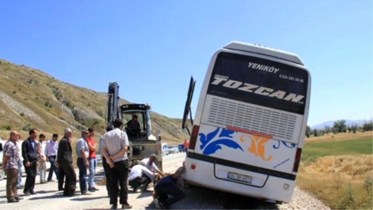 Kontrolden Çıkan Yolcu Otobüsü Şarampolde Asılı Kaldı