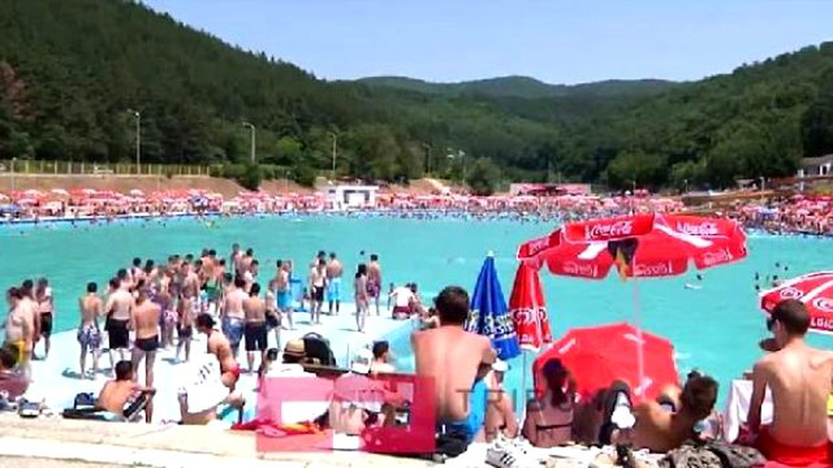 Kosova\'da Sıcaklar Yüzünden Halk Havuzlara Akın Etti