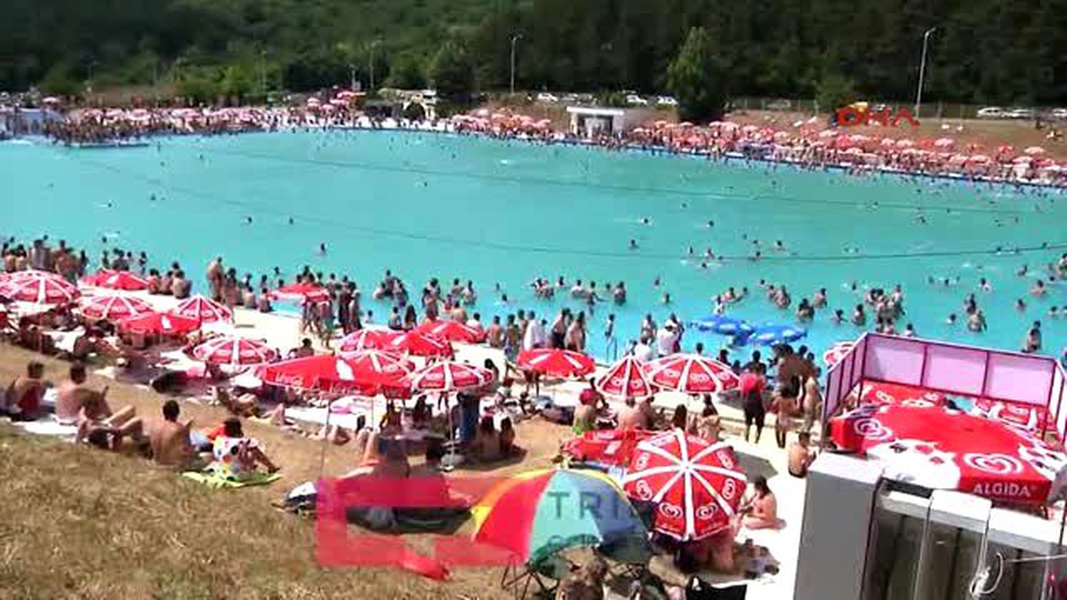 Kosova?da Sıcaklar Yüzünden Halk Havuzlara Akın Etti