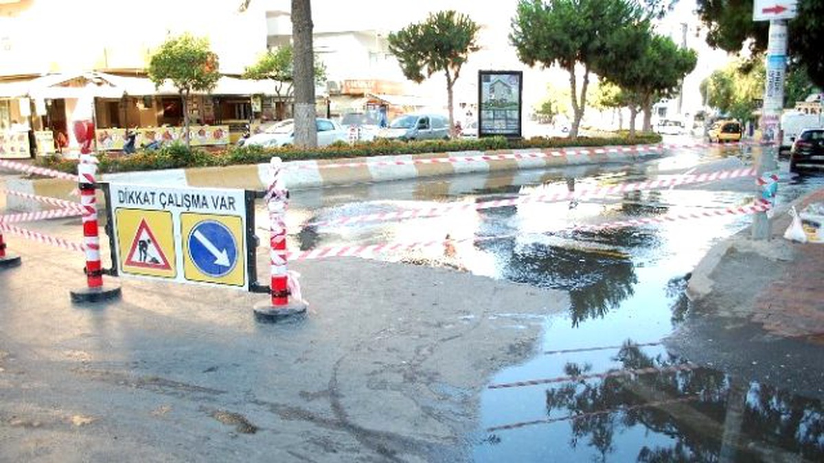 Kuşadası\'nda Ana Su İsale Hattı Patladı