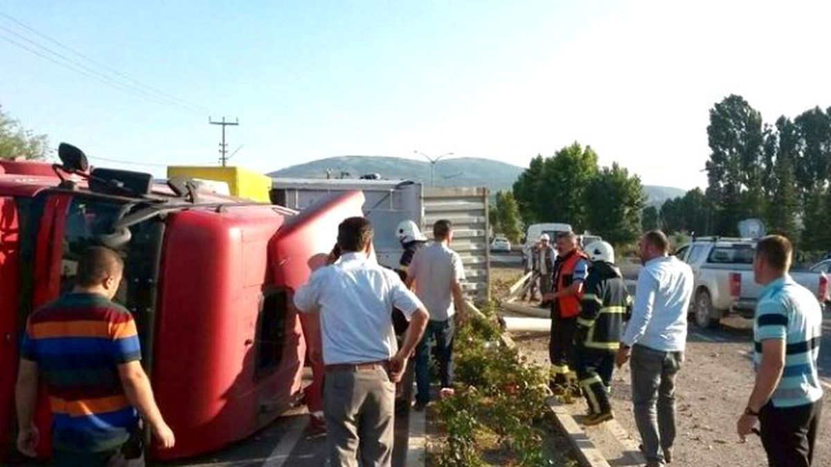 Kütahya\'da Tır Devrildi: 1 Yaralı